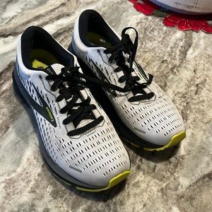 Women’s brooks size 9.5